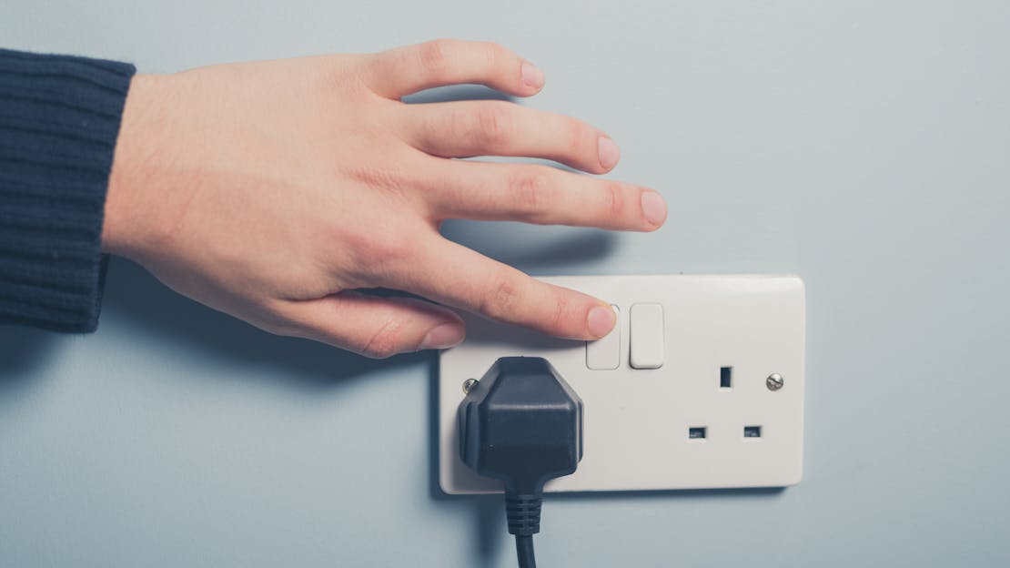 Can I plug a ceramic hob into a normal socket?