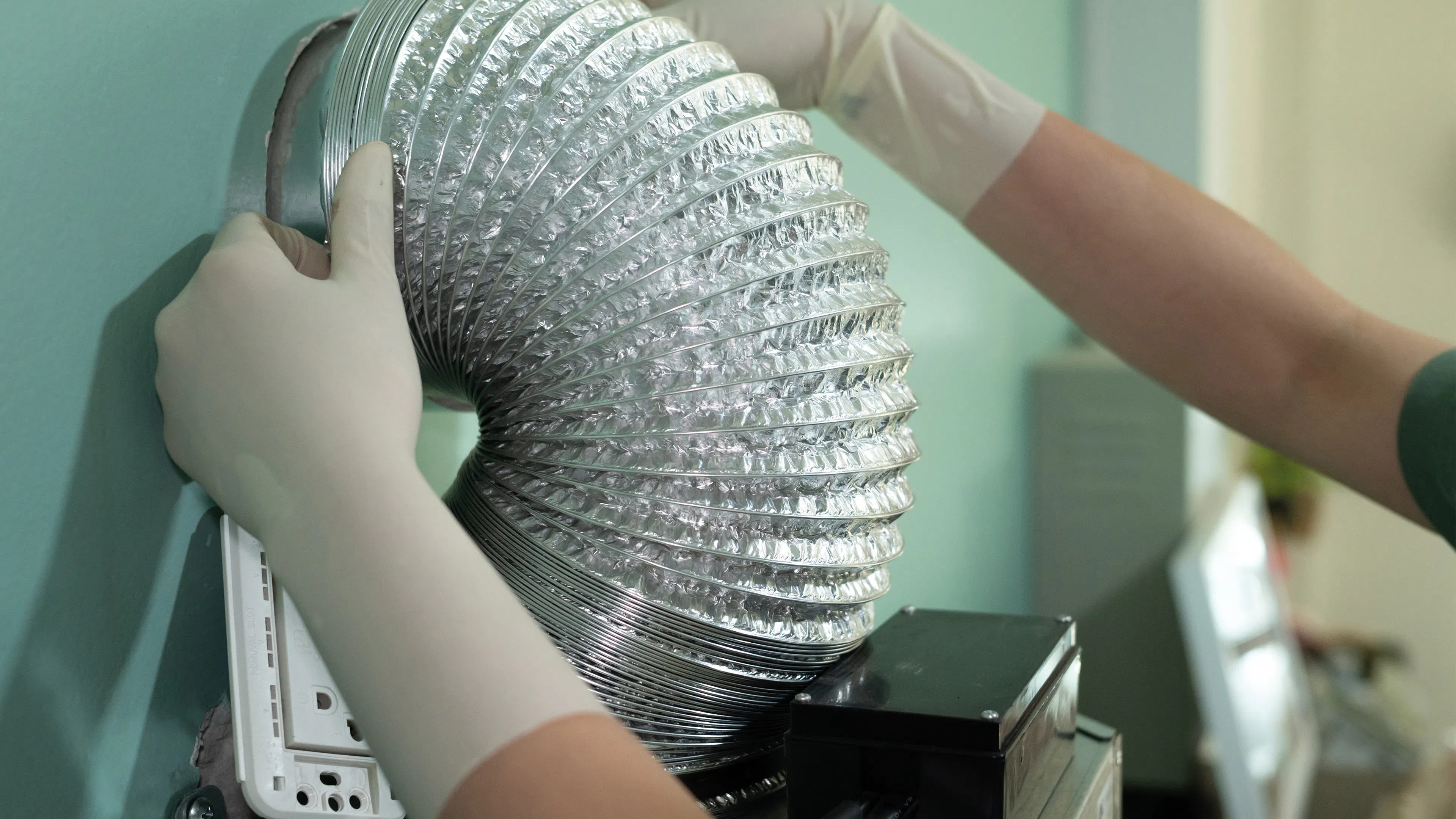 What is the difference between vented and recirculating hoods?
