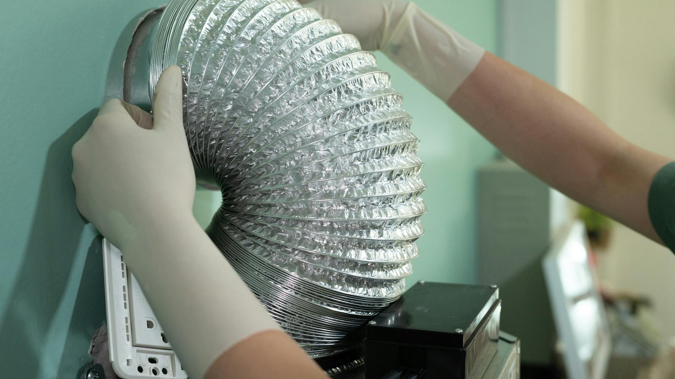 What is the difference between vented and recirculating hoods?