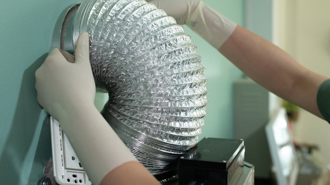 What is the difference between vented and recirculating cooker hoods?